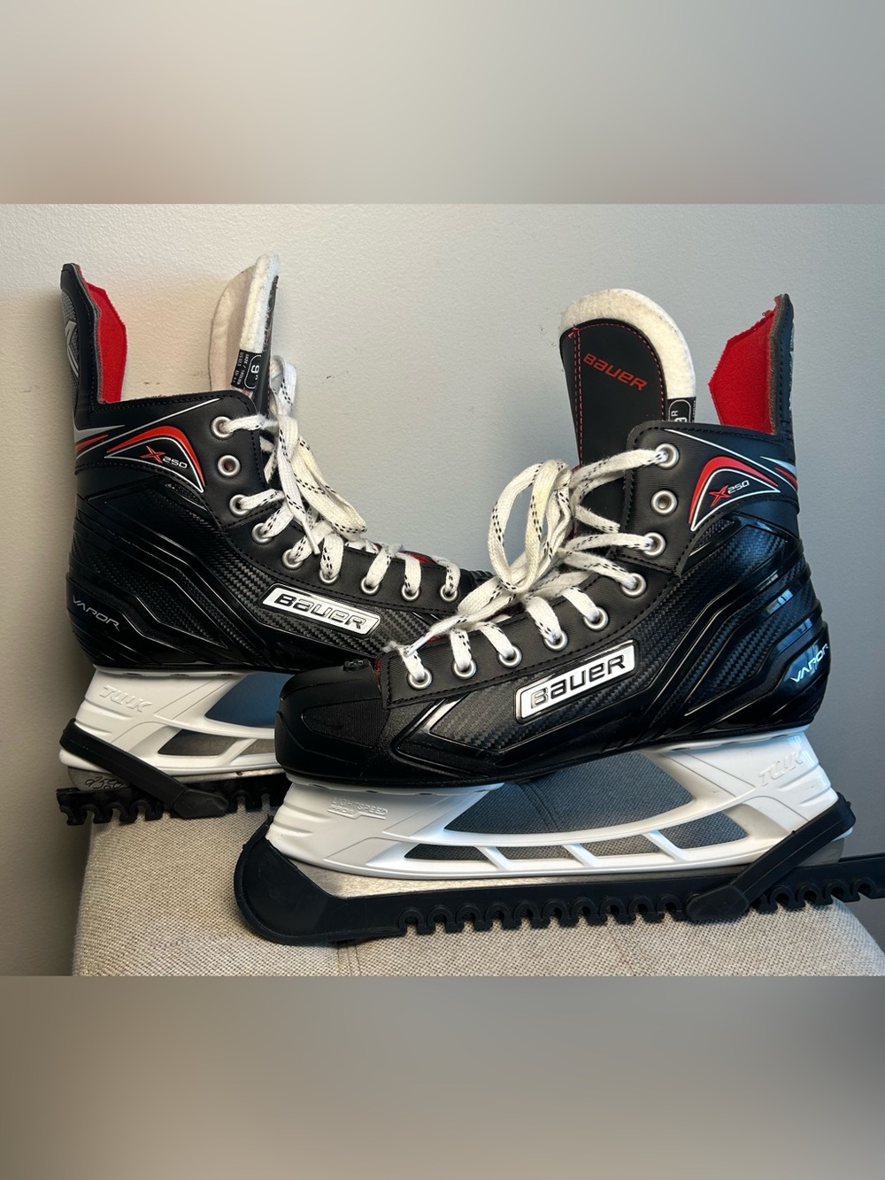 Bauer Vapor X250 Senior Ice Hockey Skates 9R / US Shoe Size 10.5 Black Red EUC